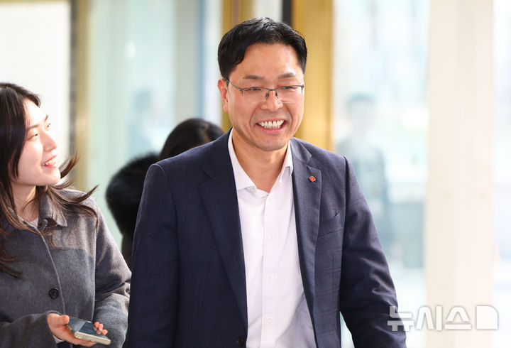 [서울=뉴시스] 황준선 기자 = 주우현 롯데케미칼 첨단소재 대표이사가 15일 서울 송파구 롯데월드타워에서 열린 2026 상반기 롯데 VCM(Value Creation Meeting, 옛 사장단 회의)에 참석하고 있다. 2026.01.15. hwang@newsis.com