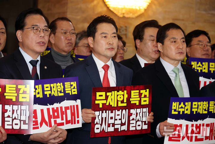 [서울=뉴시스] 조성봉 기자 = 장동혁 국민의힘 대표와 송언석 원내대표, 박대출 의원이 15일 오후 서울 여의도 국회에서 열린 '민생실종, 특검폭주 중단 촉구 민주당 규탄대회'에서 구호를 외치고 있다. 2026.01.15. suncho21@newsis.com