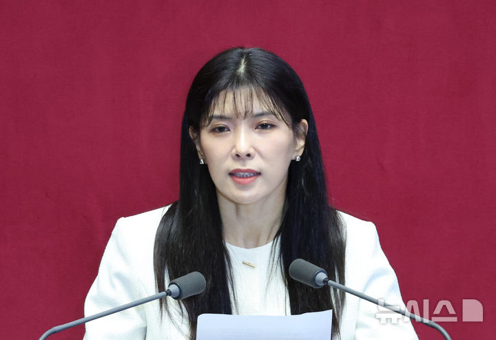 [서울=뉴시스] 김금보 기자 = 국민의힘 비례대표를 승계받은 이소희 의원이 15일 오후 서울 여의도 국회에서 열린 제431회국회(임시회) 제1차 본회의에서 인사말을 하고 있다. 2026.01.15. kgb@newsis.com
