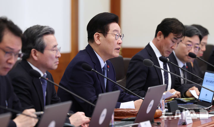 [서울=뉴시스] 최동준 기자 = 이재명 대통령이 15일 청와대에서 열린 수석보좌관회의에서 발언하고 있다. 2026.01.15. photocdj@newsis.com