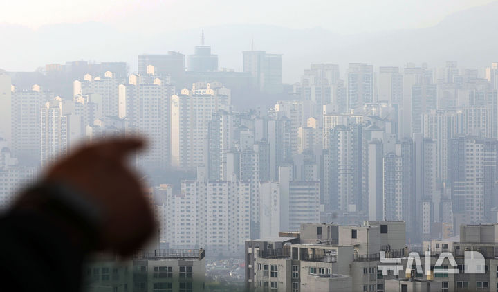 [서울=뉴시스] 홍효식 기자 = 서울 강북구 북서울꿈의숲 전망대에서 바라본 강북 지역 아파트 단지 모습. 2026.01.15. yesphoto@newsis.com