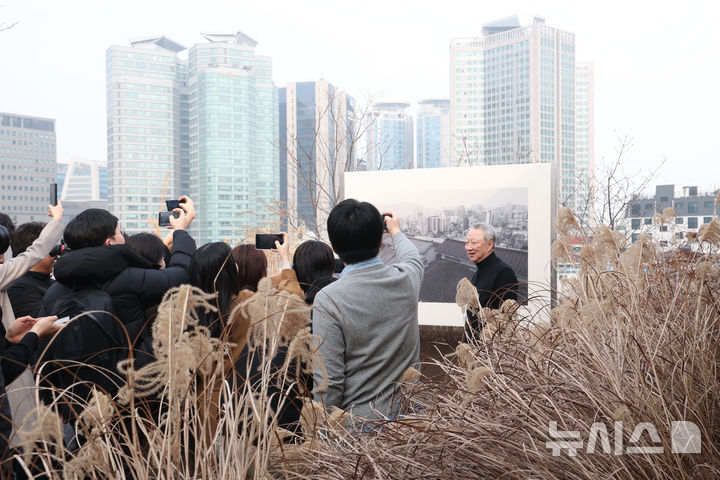 [서울=뉴시스] 박진희 기자 = 박용만(같이 걷는 길 이사장) 사진작가가 15일 서울 중구 피크닉에서 사진전 'HUMAN MOMENT' 기자간담회를 갖고 전시 작품을 소개하고 있다. 2026.01.15. pak7130@newsis.com