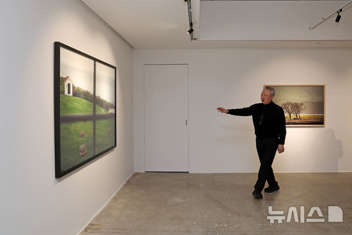 [서울=뉴시스] 박진희 기자 = 박용만(같이 걷는 길 이사장) 사진작가가 15일 서울 중구 피크닉에서 사진전 'HUMAN MOMENT' 기자간담회를 갖고 전시 작품을 소개하고 있다. 2026.01.15. pak7130@newsis.com