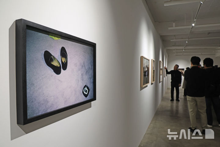 [서울=뉴시스] 박진희 기자 = 박용만(같이 걷는 길 이사장) 사진작가가 15일 서울 중구 피크닉에서 사진전 'HUMAN MOMENT' 기자간담회를 갖고 전시 작품을 소개하고 있다. 2026.01.15. pak7130@newsis.com