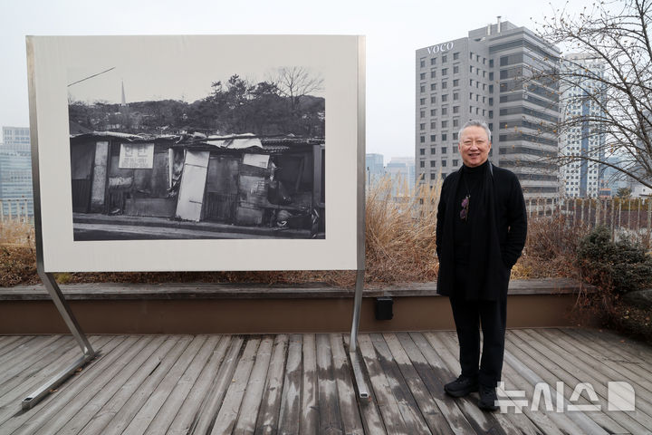 [서울=뉴시스] 박진희 기자 = 박용만(같이 걷는 길 이사장) 사진작가가 15일 서울 중구 피크닉에서 사진전 'HUMAN MOMENT' 기자간담회를 갖고 전시 작품을 소개하고 있다. 2026.01.15. pak7130@newsis.com