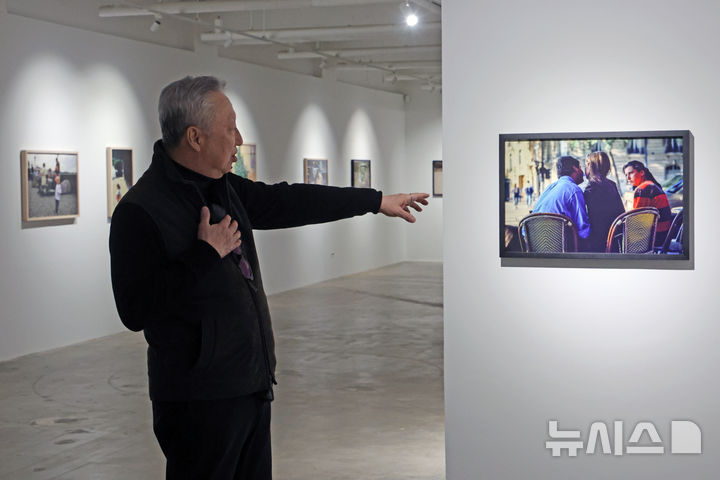 [서울=뉴시스] 박진희 기자 = 박용만(같이 걷는 길 이사장) 사진작가가 15일 서울 중구 피크닉에서 사진전 'HUMAN MOMENT' 기자간담회를 갖고 전시 작품을 소개하고 있다. 2026.01.15. pak7130@newsis.com