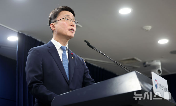 [서울=뉴시스] 김선웅 기자 = 류제명 과학기술정보통신부 2차관이 15일 서울 종로구 정부서울청사에서 독자 AI 파운데이션 모델 프로젝트 1차 단계평가 결과를 브리핑하고 있다. 2026.01.15. mangusta@newsis.com