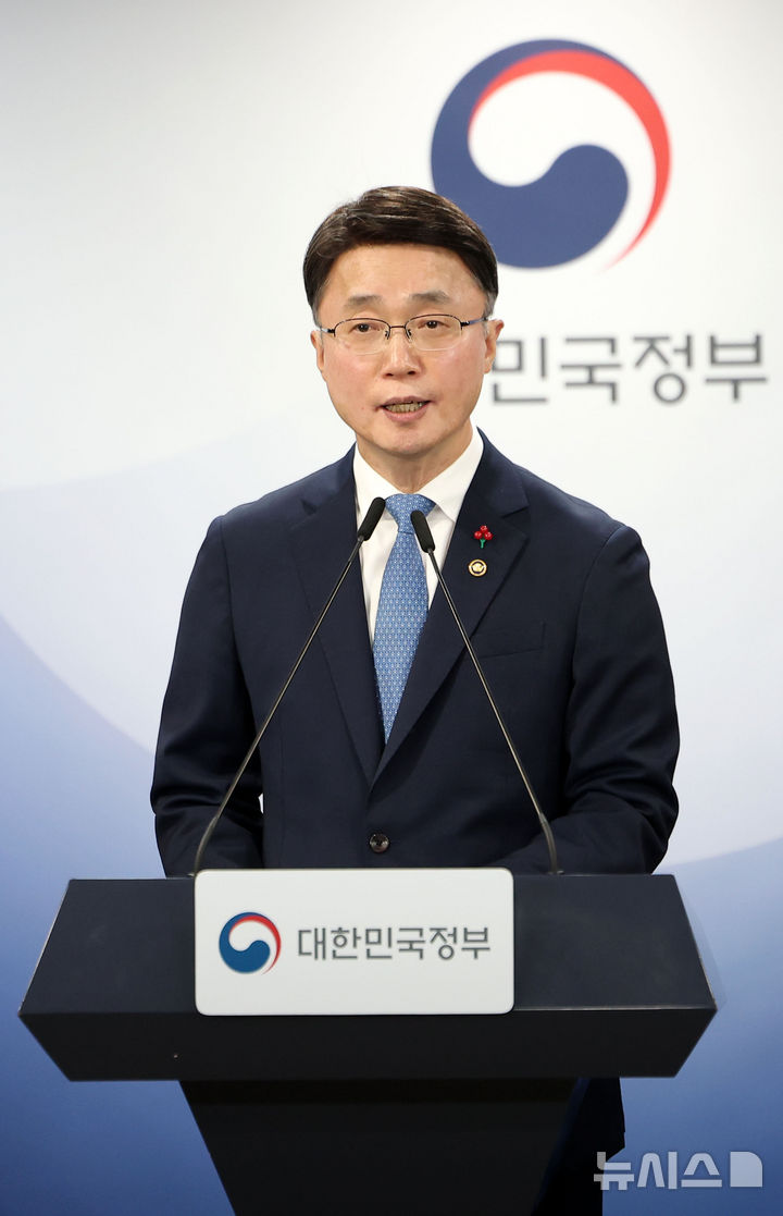 [서울=뉴시스] 김선웅 기자 = 류제명 과학기술정보통신부 2차관이 지난 15일 서울 종로구 정부서울청사에서 독자 AI 파운데이션 모델 프로젝트 1차 단계평가 결과를 브리핑하고 있다. 2026.01.15. mangusta@newsis.com