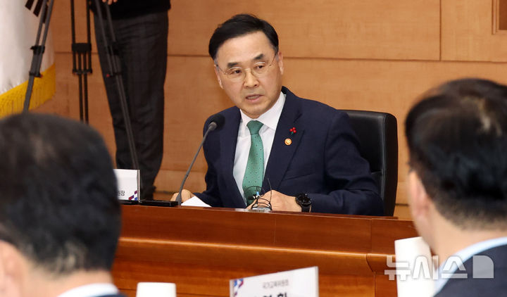 [서울=뉴시스] 추상철 기자 = 차정인 국가교육위원회 위원장이 1월 15일 오후 서울 종로구 정부서울청사에서 국가교육위원회 64차 회의에서 발언하고 있다. 2026.01.15. scchoo@newsis.com