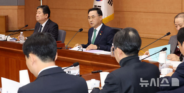 [서울=뉴시스] 추상철 기자 = 차정인 국가교육위원회 위원장이 15일 오후 서울 종로구 정부서울청사에서 국가교육위원회 64차 회의에서 발언하고 있다. 2026.01.15. scchoo@newsis.com