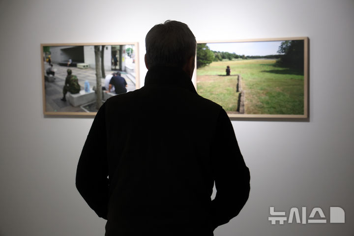 [서울=뉴시스] 박진희 기자 = 박용만(같이 걷는 길 이사장) 사진작가가 15일 서울 중구 피크닉에서 사진전 'HUMAN MOMENT' 기자간담회를 갖고 전시 작품을 소개하고 있다. 2026.01.15. pak7130@newsis.com