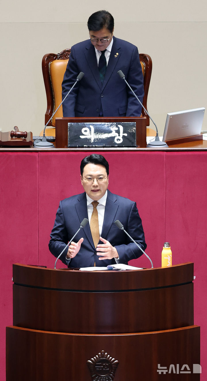 [서울=뉴시스] 김금보 기자 = 천하람 개혁신당 원내대표가 15일 오후 서울 여의도 국회에서 열린 제431회국회(임시회) 제1차 본회의에서 '윤석열ㆍ김건희에 의한 내란ㆍ외환 및 국정농단 행위의 진상 규명을 위한 특별검사 임명 등에 관한 법률안(수정, 이성윤의 원 대표발의)'에 대한 무제한토론을 하고 있다. 2026.01.15. kgb@newsis.com