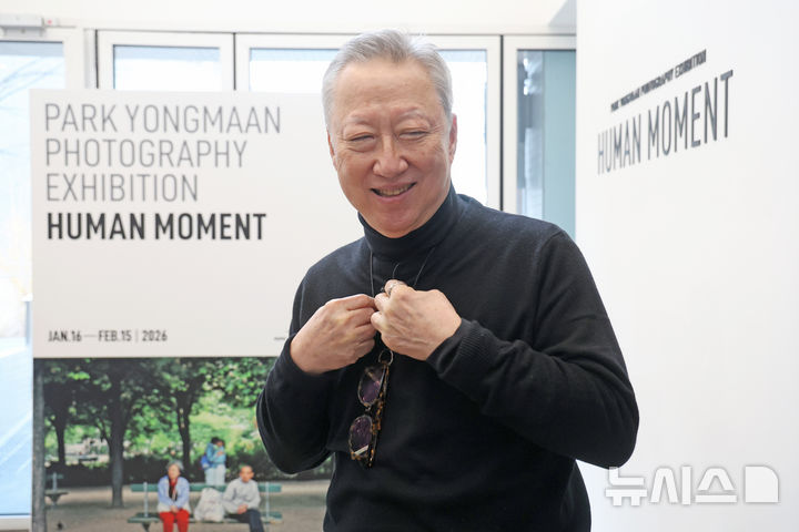 [서울=뉴시스] 박진희 기자 = 박용만(같이 걷는 길 이사장) 사진작가가 15일 서울 중구 피크닉에서 사진전 'HUMAN MOMENT' 기자간담회를 갖고 전시 작품을 소개하고 있다. 2026.01.15. pak7130@newsis.com