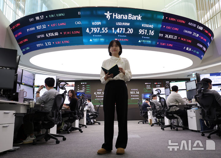 [서울=뉴시스] 이영환 기자 = 지난 15일 코스피가 전 거래일(4723.10)보다 74.45포인트(1.58%) 상승한 4797.55에 마감한 15일 오후 서울 중구 하나은행 딜링룸 전광판에 지수가 표시되어 있다. 코스닥 지수는 전 거래일(942.18)보다 8.98포인트(0.95%) 오른 951.16, 서울 외환시장에서 원·달러 환율은 전 거래일(1477.5원)보다 7.8원 내린 1469.7원에 주간 거래를 마감했다. 2026.01.15. 20hwan@newsis.com