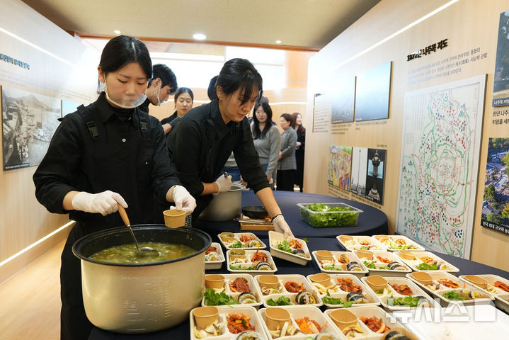 [나주=뉴시스] 15일 나주시청 로비에서 한식대첩 허진 명장과 흑백요리사 정지선 세프가 나주와 영산포의 대표 식재료를 활용해 개발한 신메뉴 5종에 대한 시식회가 열렸다. (사진=나주시 제공) photo@newsis.com