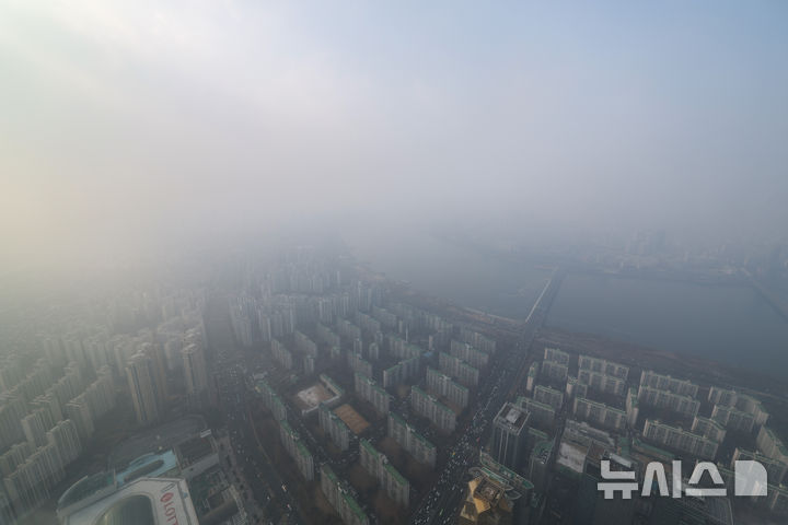 [서울=뉴시스] 황준선 기자 = 미세먼지와 초미세먼지 농도가 나쁨 수준을 보인 15일 서울 송파구 일대가 먼지로 뿌옇게 흐리다. 2026.01.15. hwang@newsis.com