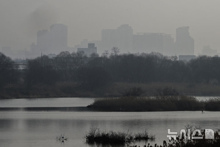 [광주=뉴시스] 이영주 기자 = 광주지역 초미세먼지 농도가 나쁨 수준을 보인 15일 오후 광주 광산구 신창동 산동교 주변에서 바라본 광주 서구 방면 하늘이 초미세먼지로 뿌옇다. 2026.01.15. leeyj2578@newsis.com