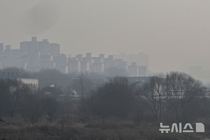 [광주=뉴시스] 이영주 기자 = 광주지역 초미세먼지 농도가 나쁨 수준을 보인 15일 오후 광주 광산구 신창동 산동교 주변에서 바라본 광주 서구 방면 하늘이 초미세먼지로 뿌옇다. 2026.01.15. leeyj2578@newsis.com