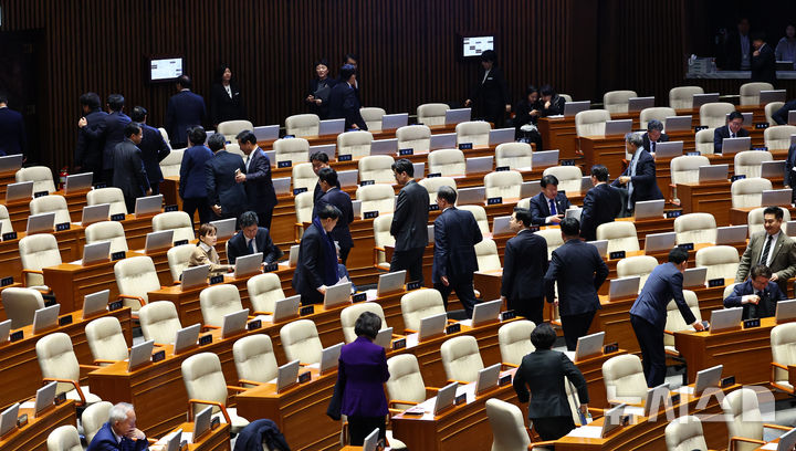 '2차 종합특검법' 국회 본회의 통과…필버 종결 후 與 주도로 처리