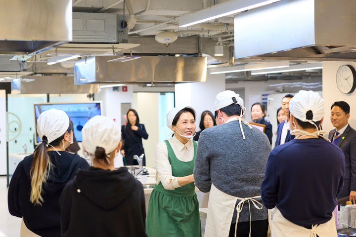 [서울=뉴시스] 최동준 기자 = 김혜경 여사가 15일 서울 종로구 한식문화공간에서 열린 자립준비 청년들을 위한 생일상 차리기 행사에서 참석자들과 인사하고 있다. (사진=청와대 제공) 2026.01.15. photo@newsis.com *재판매 및 DB 금지