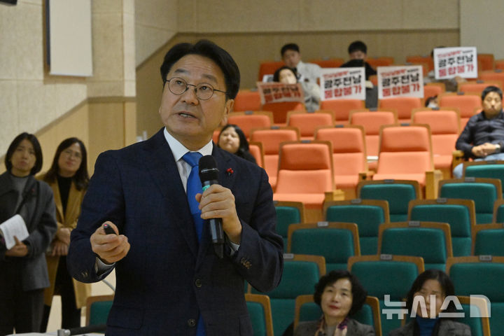 [광주=뉴시스] 이영주 기자 = 강기정 광주시장이 15일 오후 광주 광산구 광주시교육청시민협치진흥원에서 열린 지역 교원단체와의 간담회에 참석해 행정통합을 설명하고 있다. 2026.01.15. leeyj2578@newsis.com