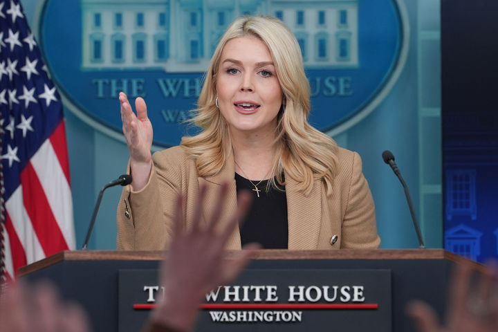 [워싱턴=AP/뉴시스] 캐럴라인 레빗 미국 백악관 대변인이 15일(현지 시간) 워싱턴DC에서 정례 브리핑하고 있다. 레빗 대변인은 이란 정부가 반정부 시위 참가자에 대한 처형 800건을 중단했다면서, 사살을 계속할 경우 군사 행동에 나설 가능성을 열어뒀다. 2026.01.16.