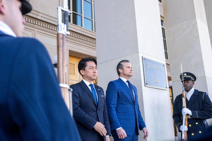 [워싱턴=AP/뉴시스]15일(현지 시간) 미국 워싱턴 국방부에서 피트 헤그세스(오른쪽) 국방장관이 고이즈미 신지로 일본 방위상을 맞이하고 있다. 2026.01.16.