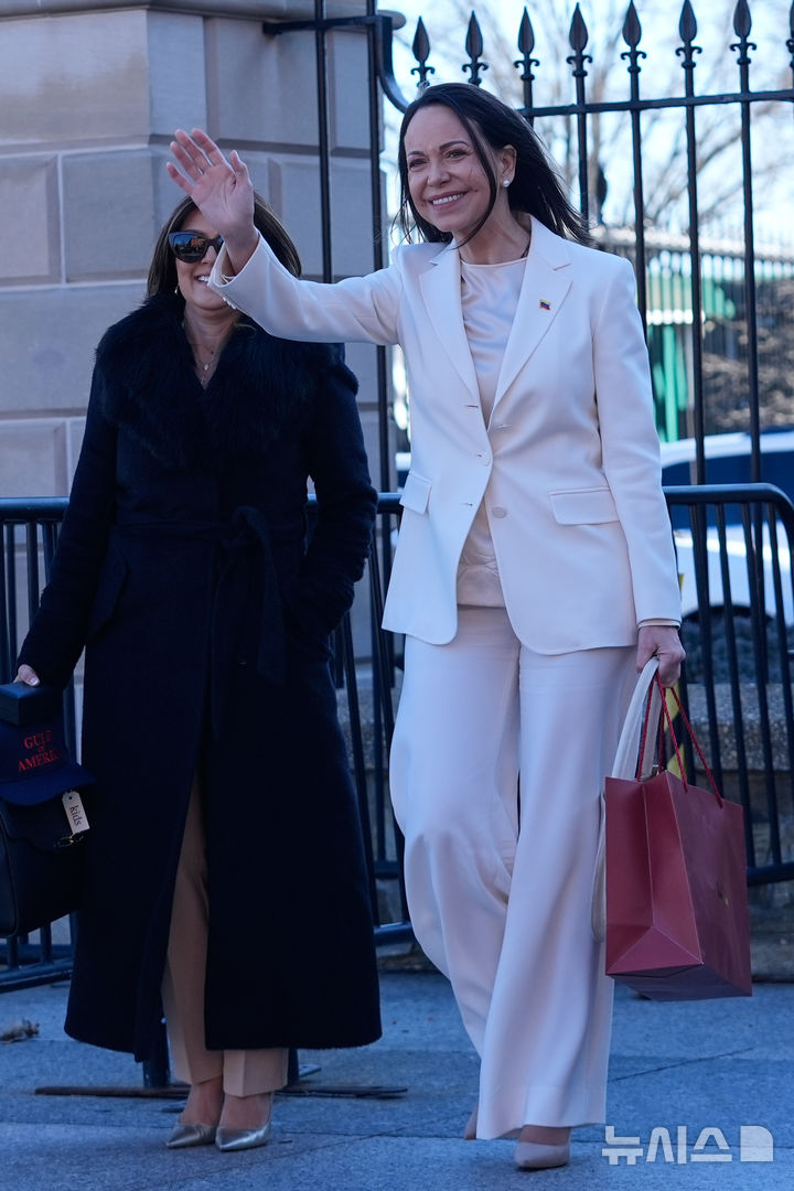 [워싱턴=AP/뉴시스] 지난해 노벨평화상 수상자인 베네수엘라 야권 지도자 마리아 코리나 마차도가 15일(현지 시간) 백악관에서 도널드 트럼프 미국 대통령과 회동 후 백악관을 나서며 지지자들에게 인사하고 있다. 마차도는 트럼프 대통령에게 노벨평화상 메달을 선물했다고 전했다. 2026.01.16.