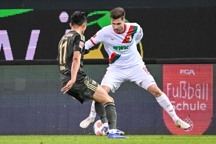 [아우크스부르크=AP/뉴시스] 독일 프로축구 분데스리가 우니온 베를린의 정우영(왼쪽), 아우크스부르크의 엘비스 레즈베차이. 2026.01.15.