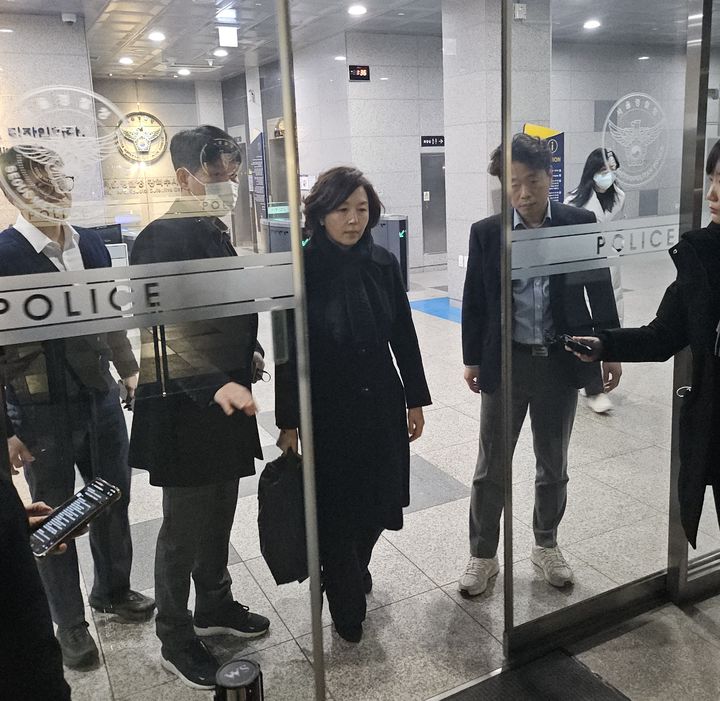 [서울=뉴시스] 조수원 기자 = 지난 2022년 지방선거를 앞두고 강선우 무소속 의원에게 공천헌금 1억원을 건넸다가 돌려받은 혐의를 받는 김경 서울시의원이 경찰 조사를 마치고 청사를 나서는 모습.2026.1.16. tide1@newsis.com *재판매 및 DB 금지 *재판매 및 DB 금지