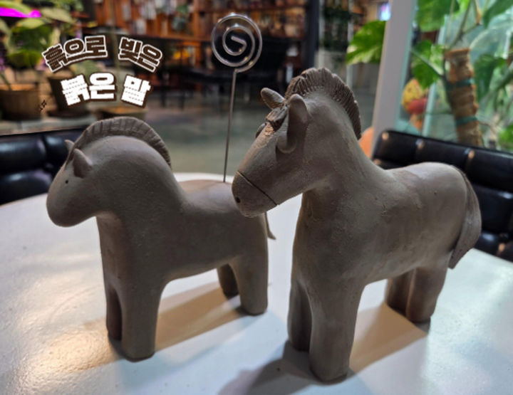 [진주=뉴시스]진주청동기문화박물관, 흙으로 빚은 붉은 말.(사진=진주시 제공).2026.01.16.photo@newsis.com *재판매 및 DB 금지