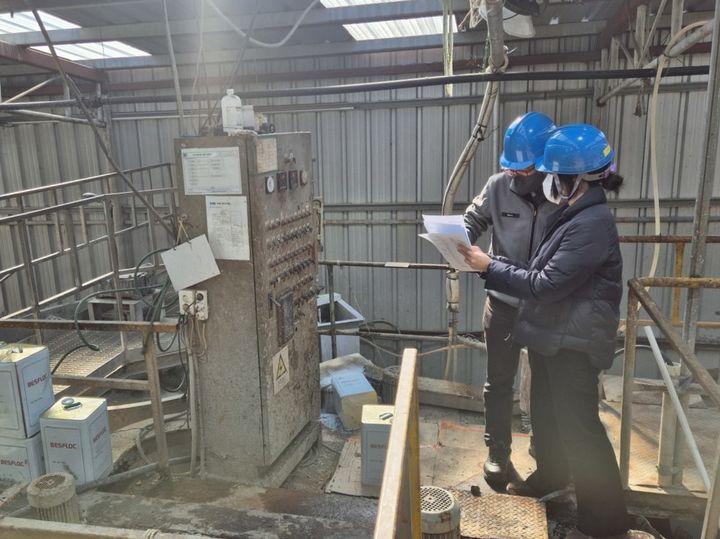 [김천=뉴시스] 환경오염 배출업소 점검. (사진=김천시 제공) 2026.01.16 photo@newsis.com *재판매 및 DB 금지