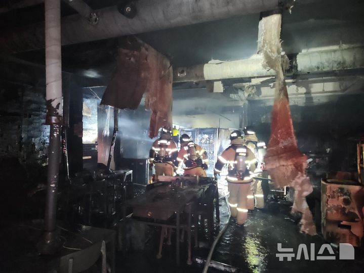 [제주=뉴시스] 15일 오후 제주 서귀포시 남원읍 식당에서 화재가 발생해 소방당국이 진화에 나서고 있다. (사진=제주소방안전본부 제공) 2026.01.15. photo@newsis.com