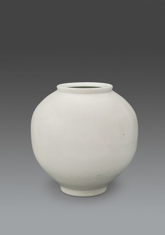 서울옥션 권대섭 달항아리, white porcelain, 41.5×41.5(h)cm, 추정가 1400만원~3000만원 *재판매 및 DB 금지