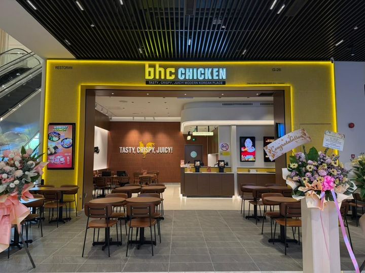 [서울=뉴시스] bhc 말레이시아 12호점 '선수리아포럼점' 매장 전경(사진=다이닝브랜즈그룹 제공) *재판매 및 DB 금지
