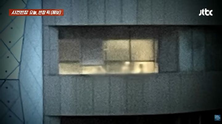 [뉴시스] 서울 도심의 한 호텔 사우나 내부가 유리창을 통해 외부에 그대로 노출된 모습이 포착되며 온라인에서 논란이 일고 있다. (사진=JTBC '사건반장') *재판매 및 DB금지 *재판매 및 DB 금지