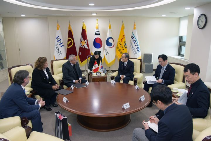 방사청장, 페루 국회의원단에 '전차·장갑차 수출' 이행계약 체결 당부