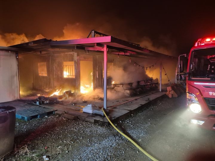 [태안=뉴시스] 16일 오전 6시25분께 충남 태안군 고남면 고남리 주거용 컨테이너에서 불이 나 불길과 연기가 피어 오르고 있다. (사진=태안소방서 제공) 2026.01.16. photo@newsis.com *재판매 및 DB 금지