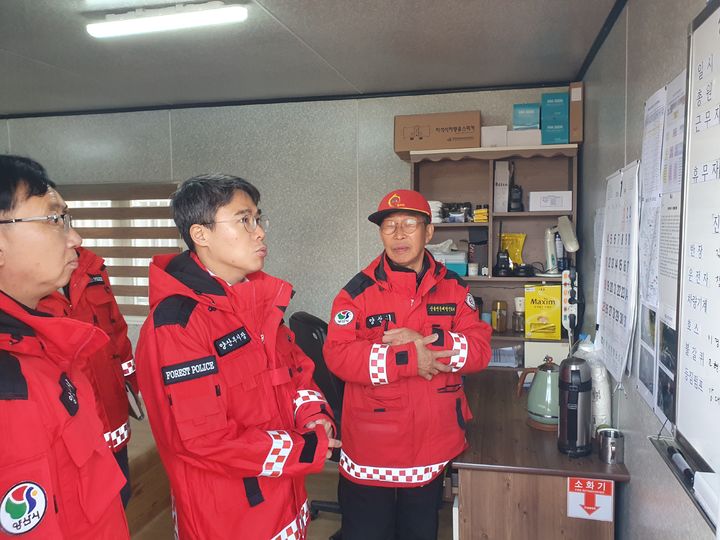 [양산=뉴시스] 김신호 부시장이 산불대응태세 전반에 대한 현장점검을 하고 있다. (사진=양산시 제공) 2026.01.16. photo@newsis.com *재판매 및 DB 금지