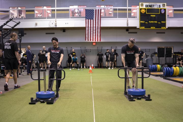 [서울=뉴시스]15일(현지 시간) 미국 버지니아주 미군기지에서 피트 헤그세스(오른쪽) 국방장관과 고이즈미 신지로 일본 방위상이 함께 미 육군식 트레이닝을 받고 있다. 사진은 헤그세스 소셜미디어 엑스(X·구 트위터) 갈무리. 2026.01.16. <사진캡처=헤그세스 엑스(@SecWar)> *DB 및 재판매 금지. 