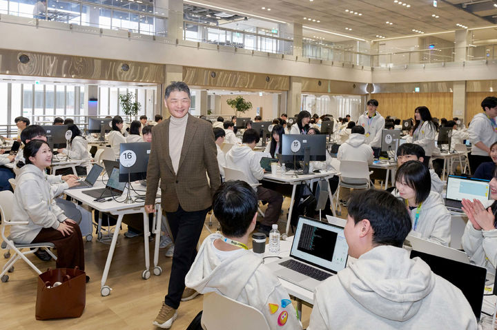 [서울=뉴시스] 16일 카카오에 따르면 김범수 카카오 미래이니셔티브센터장은 전날 경기 용인시 카카오 AI캠퍼스에서 진행 중인 2026년 그룹 신입 공채 교육 현장을 찾았다. (사진=카카오 제공) *재판매 및 DB 금지
