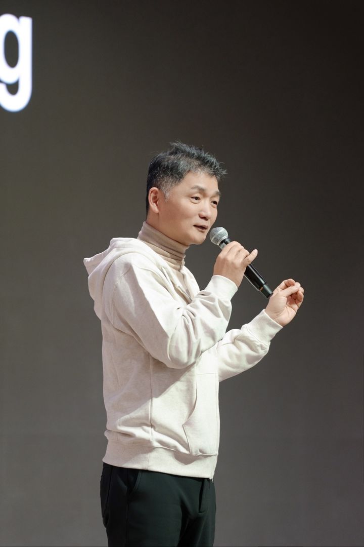 [서울=뉴시스] 16일 카카오에 따르면 김범수 카카오 미래이니셔티브센터장은 전날 경기 용인시 카카오 AI캠퍼스에서 진행 중인 2026년 그룹 신입 공채 교육 현장을 찾았다. (사진=카카오 제공) *재판매 및 DB 금지