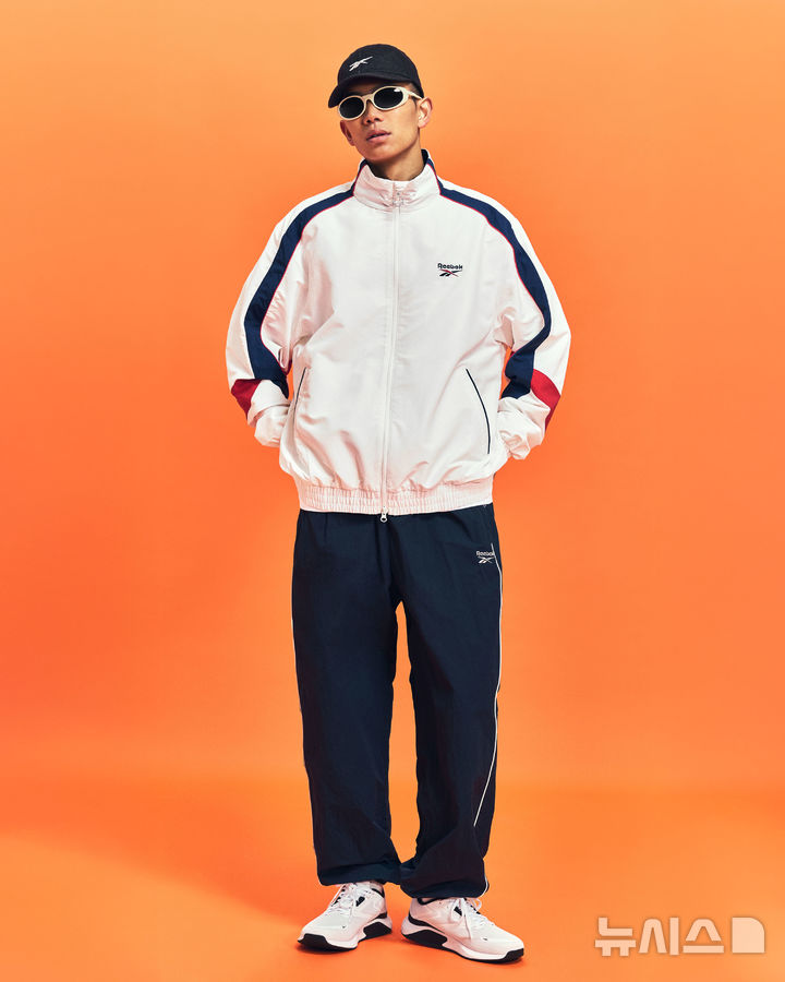 [서울=뉴시스] 생활문화기업 LF가 전개하는 스포츠 브랜드 리복(Reebok)이 2026년 봄·여름(SS) 시즌을 맞아 패션 트렌드로 떠오른 컬러 블로킹을 반영한 간절기 아우터 신제품을 공개했다고 16일 밝혔다. 사진은 리복의 2026 봄여름 시즌 'LEGEND RE:IMAGINED' 캠페인 화보 이미지. (사진=LF 제공) 2026.01.16. photo@newsis.com
