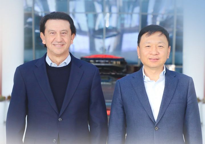 [서울=뉴시스] 호세 무뇨스 현대자동차 사장과 장젠용 베이징자동차그룹 당위원회 서기 겸 이사회 의장의 모습. (사진=베이징현대 SNS) 2026.1.16. photo@newsis.com *재판매 및 DB 금지