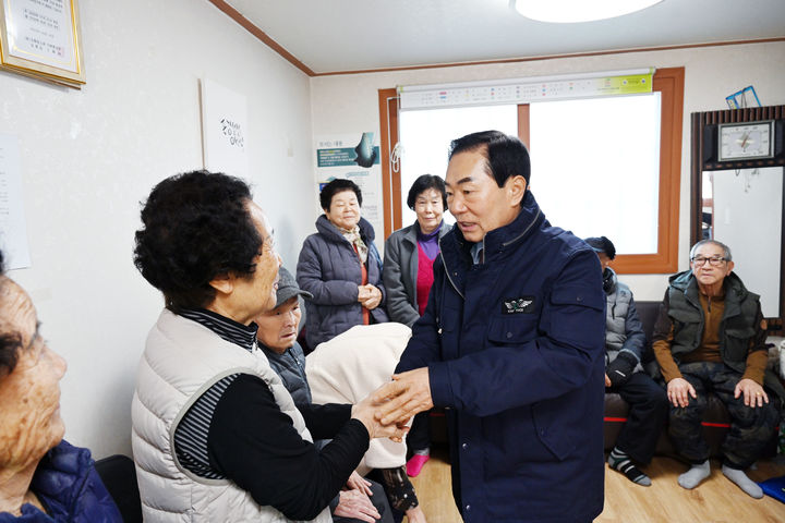 [창녕=뉴시스] 성낙인 군수가 남지읍 신남경로당을 방문해 동절기 특별 시설점검을 하고 있다. (사진= 창녕군 제공) 2026.01.16. photo@newsis.com *재판매 및 DB 금지