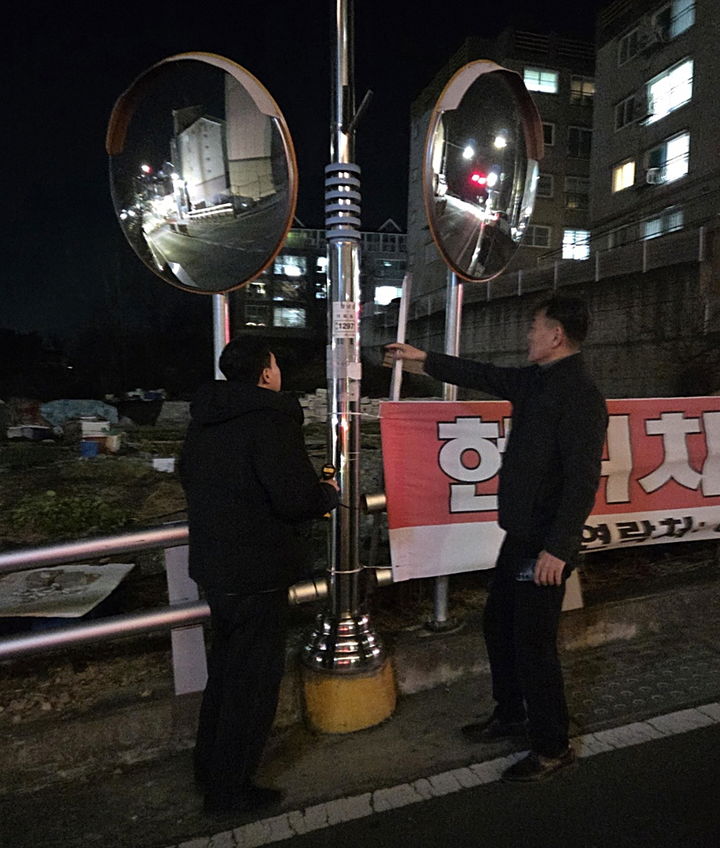 [창녕=뉴시스] 가로등팀이 야간순찰을 하며 가로등 점검을 하고 있다. (사진= 창녕군 제공) 2026.01.16. photo@newsis.com *재판매 및 DB 금지