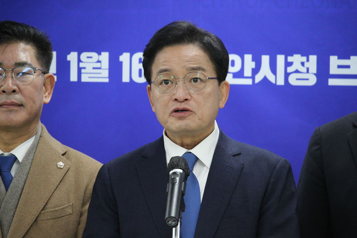 [천안=뉴시스] 최영민 기자=한태선 더불어민주당 당대표 특보가 16일 천안시청에서 천안시장 선거 출마를 공식 선언했다. 2026.01.16 ymchoi@newsis.com *재판매 및 DB 금지