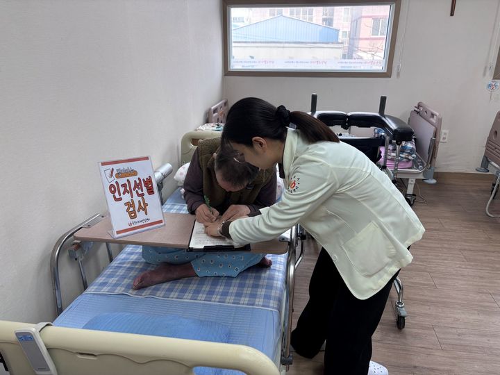 [목포=뉴시스] 요양시설 '찾아가는 뇌건강지킴이센터'. (사진=목포시 제공) 2026.01.16. photo@newsis.com *재판매 및 DB 금지