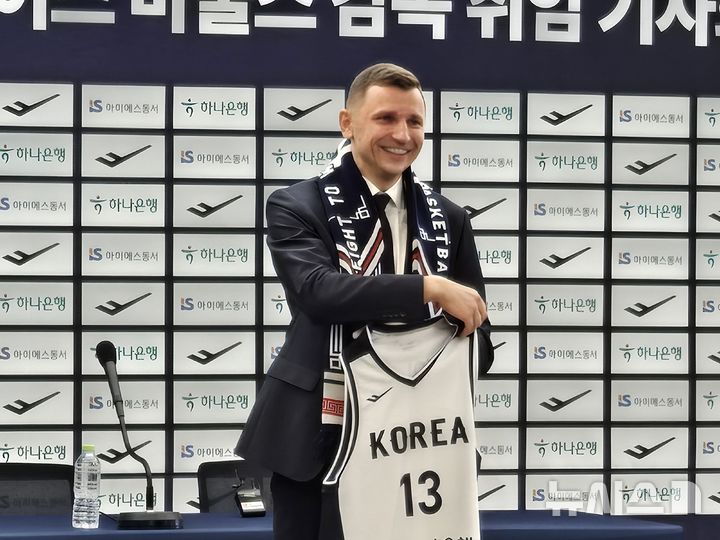 [서울=뉴시스] 하근수 기자= 한국 남자 농구 국가대표팀에 부임한 니콜라이스 마줄스 감독. 2026.01.16. hatriker22@newsis.com