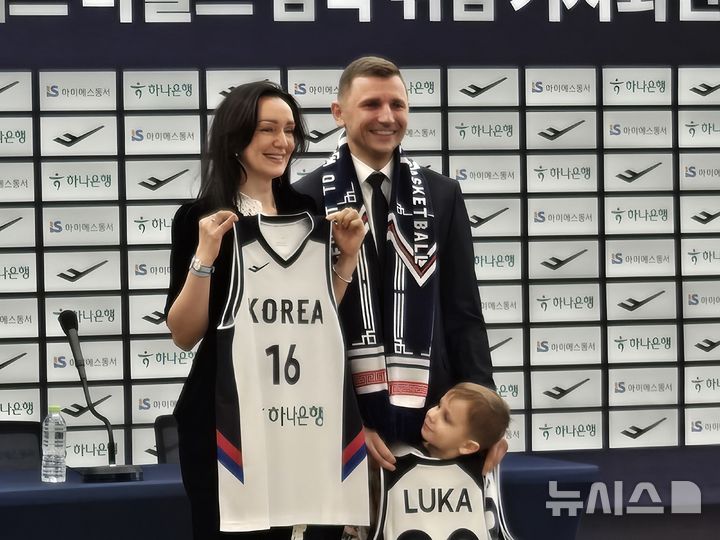 [서울=뉴시스] 하근수 기자= 한국 남자 농구 국가대표팀에 부임한 니콜라이스 마줄스 감독과 그의 가족들. 2026.01.16. hatriker22@newsis.com 